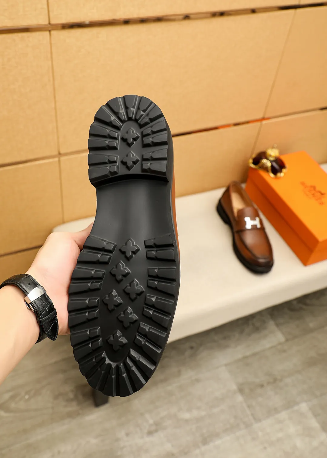 Men's shoes 💰460 💐 Product trademark: HERMES "Hermès" casual leather shoes Regular size: 38-44 (45.46🉑️customized) Product materials: Selected imported first-layer calfskin upper + luxury hardware buckle, imported water-dyed 🐂 cowhide lining. Strong three-dimensional visual effect, original outsole Color: 4⃣️colors available